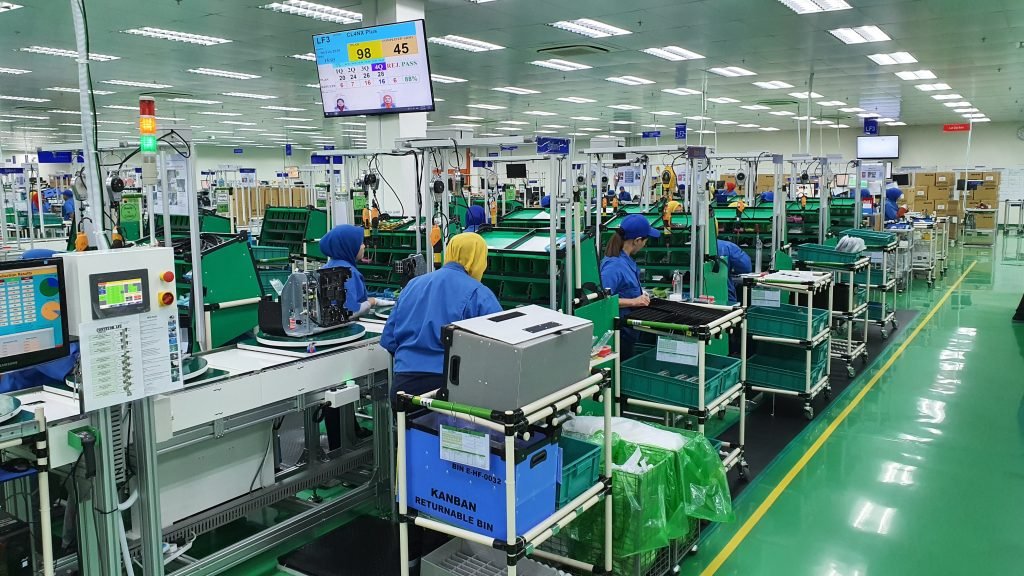 Công nhân nhà máy điện tử làm việc tại Malaysia
