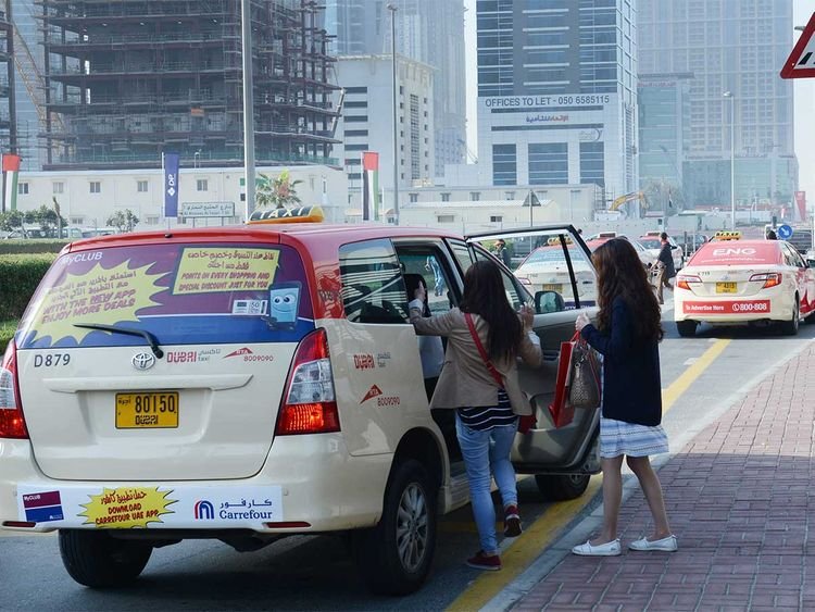2 cô gái đang bắt taxi tại Dubai