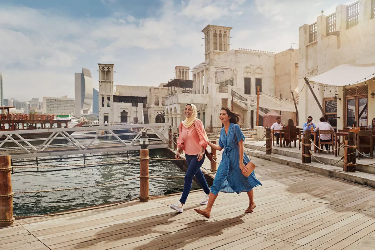 2 cô gái đang đi bộ trên đường phố Dubai