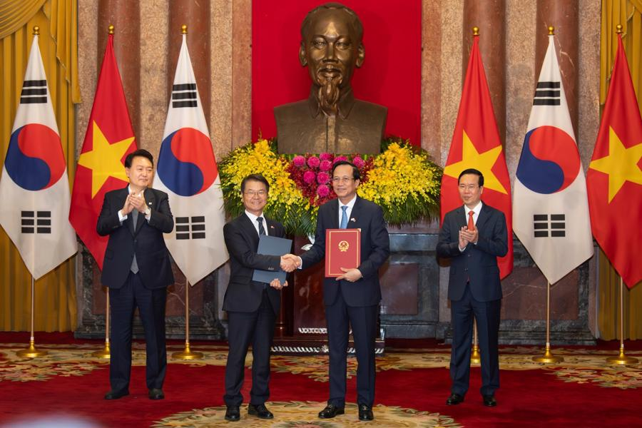 Bản Ghi nhớ về phái cử và tiếp nhận lao động Việt Nam sang làm việc tại Hàn Quốc được ký kết dưới sự chứng kiến của Chủ tịch nước Võ Văn Thưởng và Tổng thống Hàn Quốc Yoon Suk-yeol. Ảnh - MOLISA.