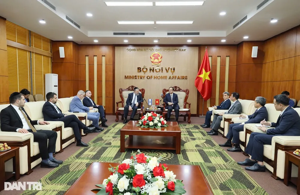 Thứ trưởng Vũ Chiến Thắng làm việc với Bộ trưởng Bộ Lao động, Nhà nước Israel Yoav Ben Tzur để bàn về cơ hội xuất khẩu lao động israel cho công nhân việt nam, chiều 20-5-2025 (1)