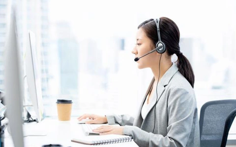 lien he tu van online - co gai nu tong dai vien