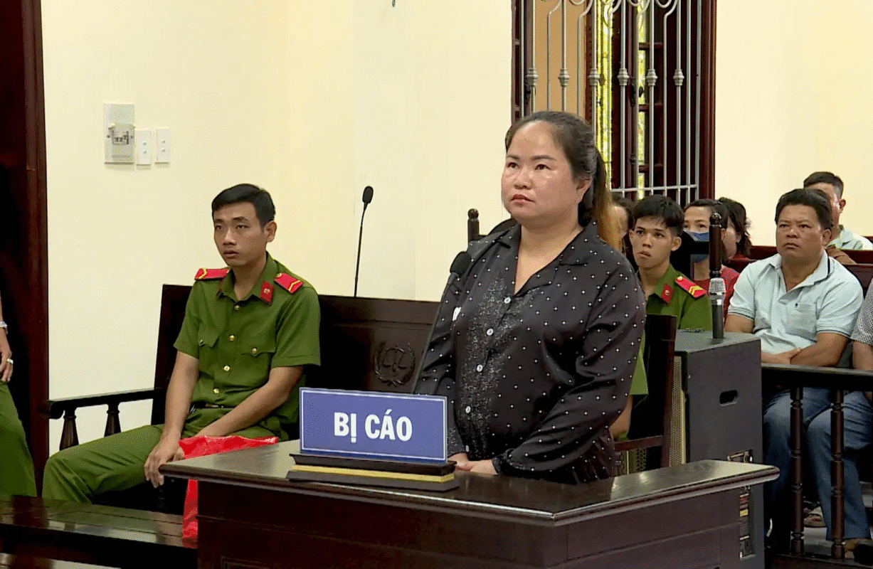Nữ Việt kiều lừa đảo XKLĐ Hàn Quốc diện thời vụ chiếm đoạt 18 tỷ đồng và bài học rút ra Bị cáo Lê Thị Chúc Phương - Nữ Việt kiều lừa đảo XKLĐ Hàn Quốc diện thời vụ chiếm đoạt 18 tỷ đồng - tại tòa. Ảnh: HẰNG NI