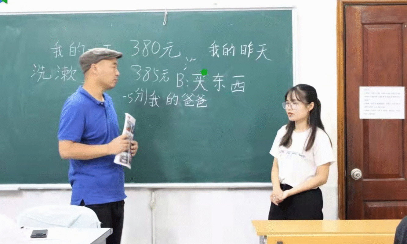 Tuyển giáo viên tiếng Trung tại TPHCM đào tạo du học sinh đi Đài Loan Giáo viên tiếng Trung đang dạy du học sinh Đài Loan