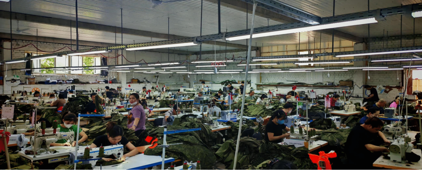 Tuyển thợ may đi Nga làm việc tại Ryazan | Đơn hàng XKLĐ Nga cho nam và nữ 5 Công nhân đang làm việc trong nhà máy may ở Ryazan, Liên Bang Nga