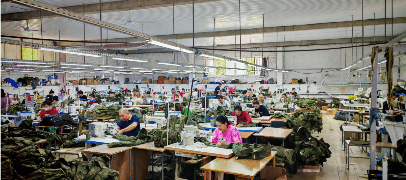 Tuyển thợ may đi Nga làm việc tại Ryazan | Đơn hàng XKLĐ Nga cho nam và nữ 6 Công nhân đang làm việc trong nhà máy may ở Ryazan, Liên Bang Nga