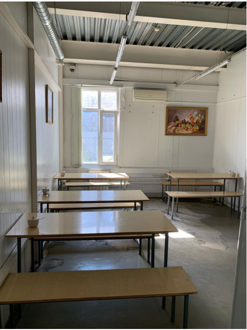 Tuyển thợ may đi Nga làm việc tại Ryazan | Đơn hàng XKLĐ Nga cho nam và nữ 7 Nhà ăn của Công nhân đang làm việc trong nhà máy may ở Ryazan, Liên Bang Nga
