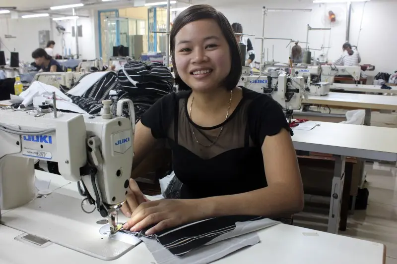 Tổng hợp những đơn hàng xuất khẩu lao động Nga mới nhất & uy tín nhất hiện nay nu cong nhan tho may trung nien cam nhan danh gia testimonial 1 Đơn hàng xuất khẩu lao động Nga ngành may mặc