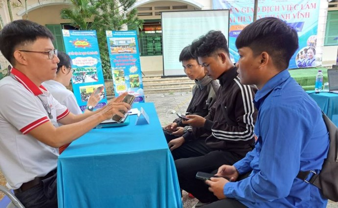 Khánh Hòa tìm cơ hội thoát nghèo bền vững từ xuất khẩu lao động: Bối cảnh, chính sách và lộ trình an toàn cho người dân Tư vấn đi nước ngoài làm việc theo hợp đồng tại các phiên giao dịch việc làm ở Khánh Hòa. - Xklđ khánh hòa