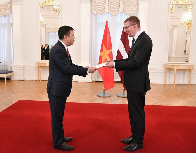 Đại sứ Trần Văn Tuấn trình Quốc thư lên Tổng thống Latvia.