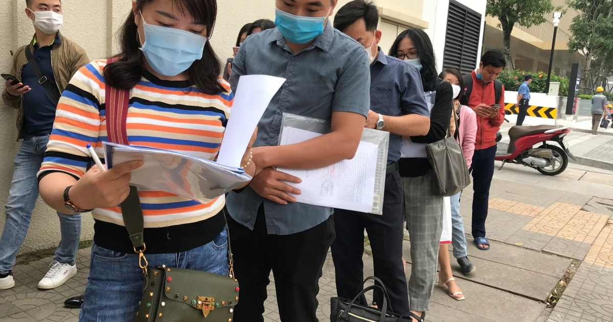 người lao động xếp hàng dài chờ xin visa tại đại sứ quán