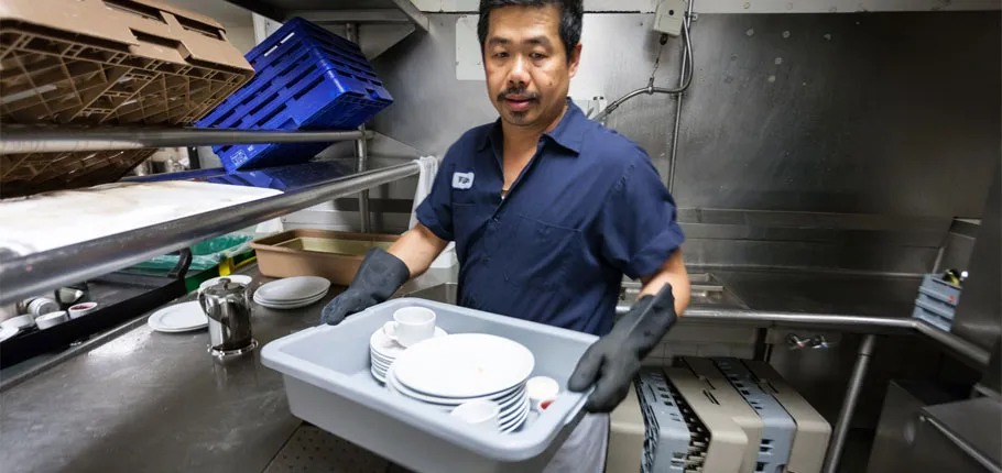 Có nên đi XKLĐ Hy Lạp không? Phân tích thực tế về việc làm Hy Lạp cho lao động Việt 4 nhan vien rua bat dang lam viec trong nha hang khach san tai Hy Lap