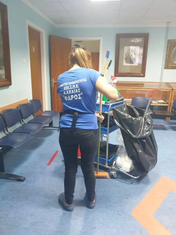 Có nên đi XKLĐ Hy Lạp không? Phân tích thực tế về việc làm Hy Lạp cho lao động Việt 6 nhan vien tap vu lam viec tai Hy Lap