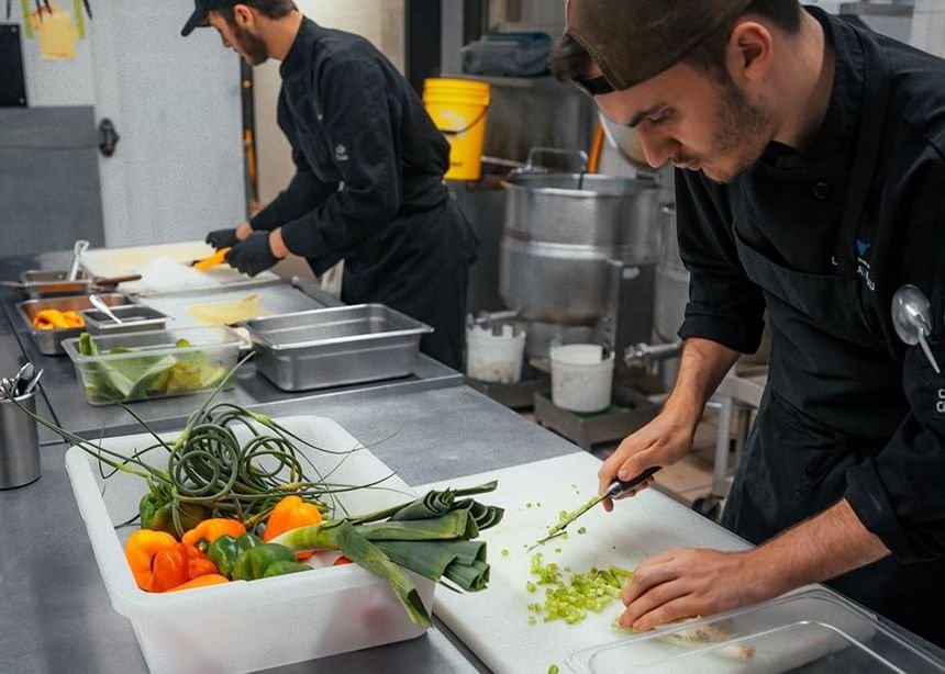 Có nên đi XKLĐ Hy Lạp không? Phân tích thực tế về việc làm Hy Lạp cho lao động Việt 5 viec lam thoi vu nhan vien phu bep nha hang khach san tai Hy Lap