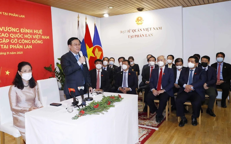 Xuất khẩu lao động Phần Lan từ A-Z: công việc, lương, điều kiện, chi phí và cách chọn công ty XKLĐ Phần Lan uy tín 5 Chủ tịch Quốc hội Vương Đình Huệ nói chuyện với cán bộ, nhân viên Đại sứ quán và cộng đồng người Việt Nam tại Phần Lan. (Ảnh: Doãn Tấn/TTXVN)