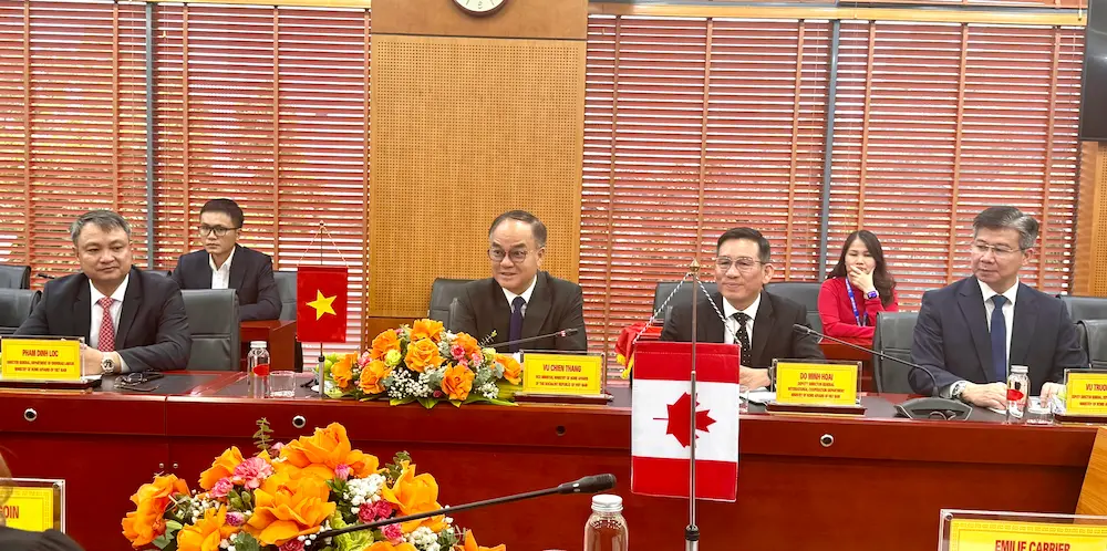 Xuất Khẩu Lao Động Canada: Đột Phá Lớn Từ Lễ Ký Kết Hợp Tác Với Bang Saskatchewan 3 Thứ trưởng Vũ Chiến Thắng phát biểu tại Lễ ký kết hợp tác xuất khẩu lao động Canada với bang Saskatchewan